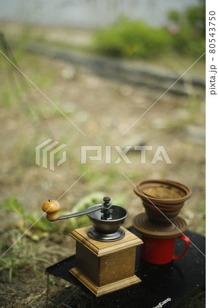 コーヒーセット　キャンプギア　キャンプ場の楽しみ方　早朝のコーヒー　ゆっくり入れる一杯のコーヒー 80543750