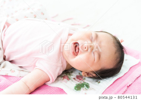 泣く赤ちゃん 80544131