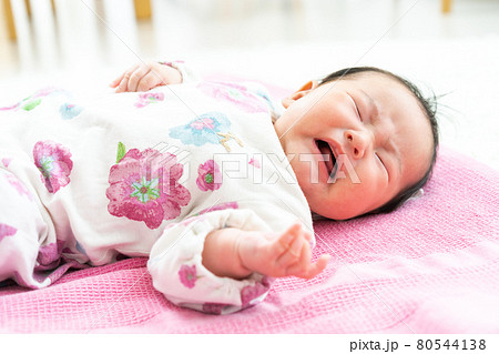 泣く赤ちゃん 80544138