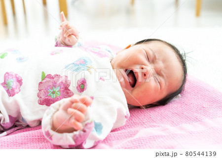 泣く赤ちゃん 80544139