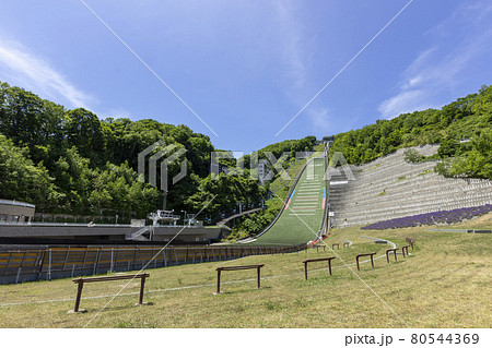 コロナ禍で閑散とした大倉山ジャンプ競技場 80544369
