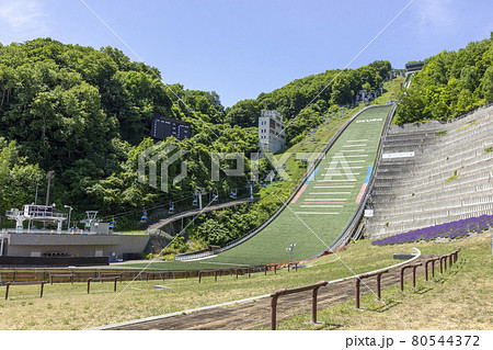 コロナ禍で閑散とした大倉山ジャンプ競技場 80544372