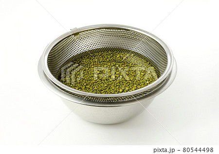 水に浸した緑豆 80544498