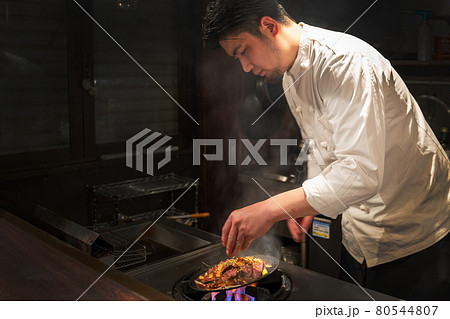 料理人 レストラン 調理 80544807