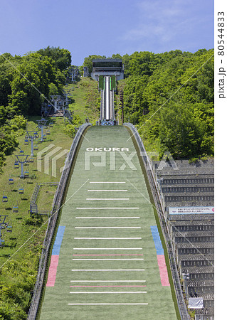 コロナ禍で閑散とした大倉山ジャンプ競技場 80544833