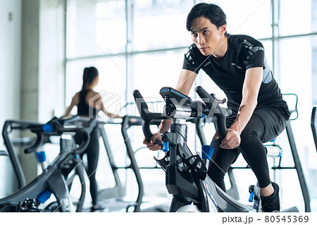 フィットネス　スポーツジム　エアロバイク　トレーニング　エクササイズ 80545369