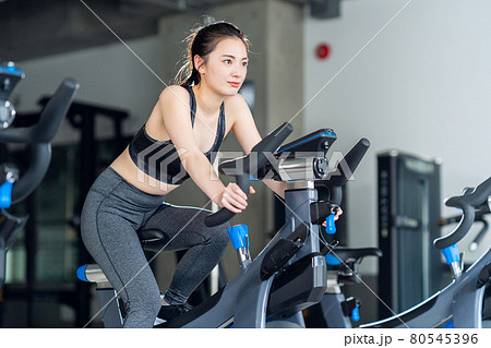 フィットネス スポーツジム エアロバイク トレーニング エクササイズ フィットネス スポーツジム エアロバイク トレーニング エクササイズ 80545396
