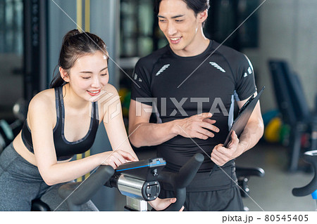 フィットネス　スポーツジム　エアロバイク　トレーニング　エクササイズ 80545405