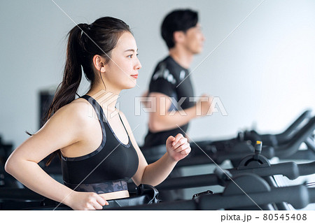 フィットネス　スポーツジム　トレーニング　エクササイズ 80545408