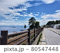 青空と海沿いの道 80547448