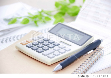 電卓とノート 電卓とノート 80547463