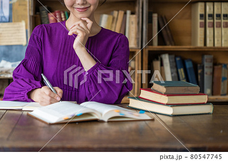 本と女性 本と女性 80547745