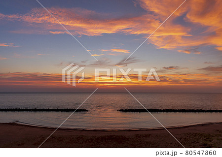 夕暮れの日本海と夕陽(夕日) 新潟県村上市 夕暮れの日本海と夕陽(夕日) 新潟県村上市 80547860
