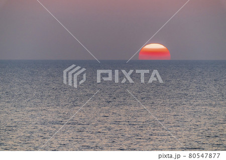 夕暮れの日本海と夕陽（夕日）　新潟県村上市 80547877