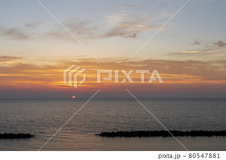 夕暮れの日本海と夕陽（夕日）　新潟県村上市 80547881