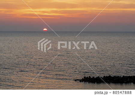 夕暮れの日本海と夕陽（夕日）　新潟県村上市 80547888