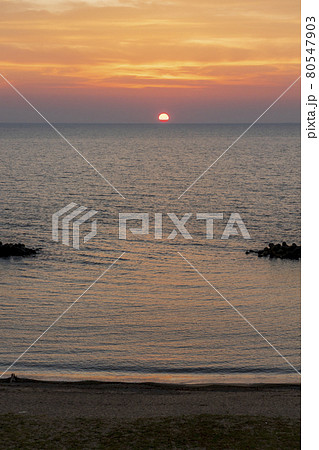 夕暮れの日本海と夕陽（夕日） 新潟県村上市の写真素材 [80547903] - PIXTA