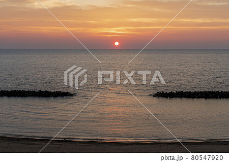 夕暮れの日本海と夕陽(夕日) 新潟県村上市 夕暮れの日本海と夕陽(夕日) 新潟県村上市 80547920