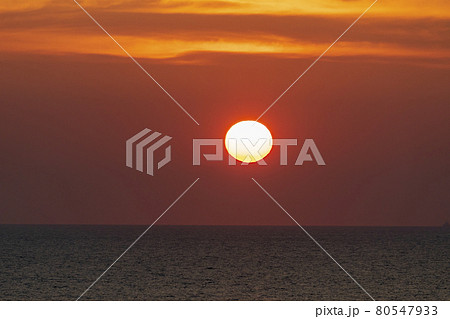 夕暮れの日本海と夕陽(夕日) 新潟県村上市 夕暮れの日本海と夕陽(夕日) 新潟県村上市 80547933