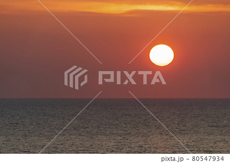 夕暮れの日本海と夕陽(夕日) 新潟県村上市 夕暮れの日本海と夕陽(夕日) 新潟県村上市 80547934