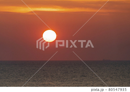 夕暮れの日本海と夕陽（夕日）　新潟県村上市 80547935