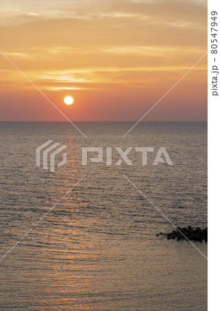 夕暮れの日本海と夕陽（夕日）　新潟県村上市 80547949