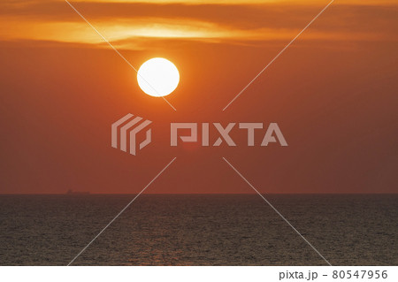 夕暮れの日本海と夕陽（夕日）　新潟県村上市 80547956