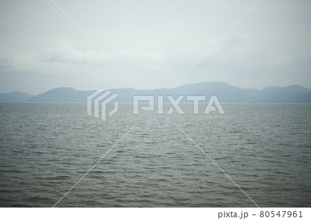 キャンプ場からの散歩道 湖 湖畔 山 キャンプ場からの散歩道 湖 湖畔 山 80547961