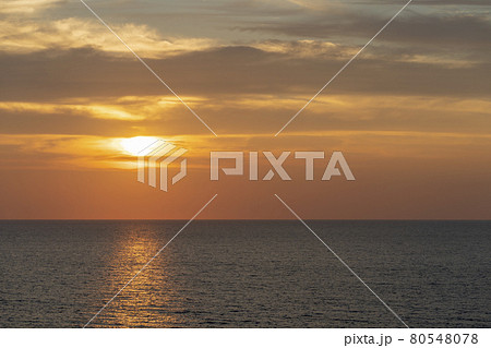 夕暮れの日本海と夕陽(夕日) 新潟県村上市 夕暮れの日本海と夕陽(夕日) 新潟県村上市 80548078