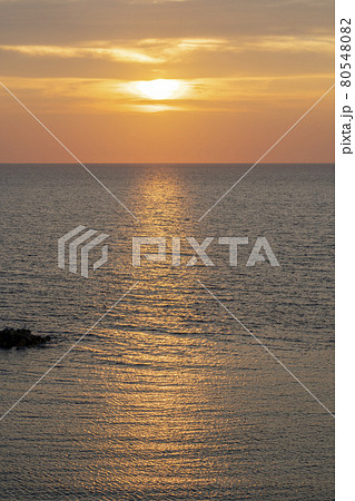 夕暮れの日本海と夕陽（夕日）　新潟県村上市 80548082