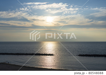 夕暮れの日本海と夕陽(夕日) 新潟県村上市 夕暮れの日本海と夕陽(夕日) 新潟県村上市 80548088