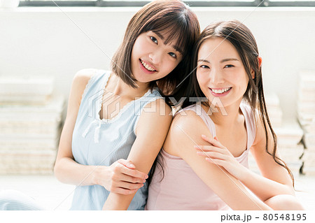 若い女性のボディケア 80548195