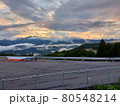 夕焼けと山 80548214