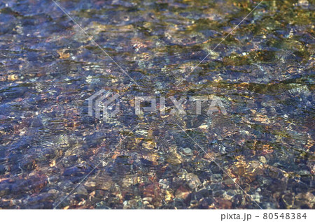 川 反射している水面 川 反射している水面 80548384