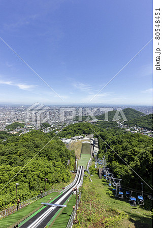 大倉山ジャンプ台アプローチと札幌市内眺望 80548451
