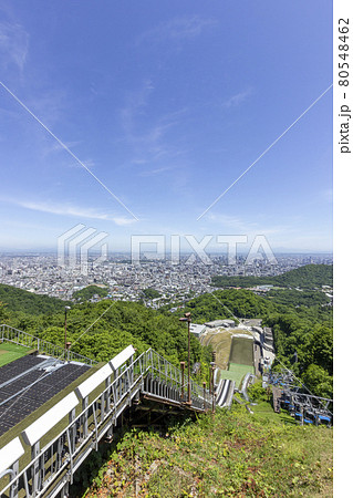 大倉山ジャンプ台アプローチと札幌市内眺望 80548462