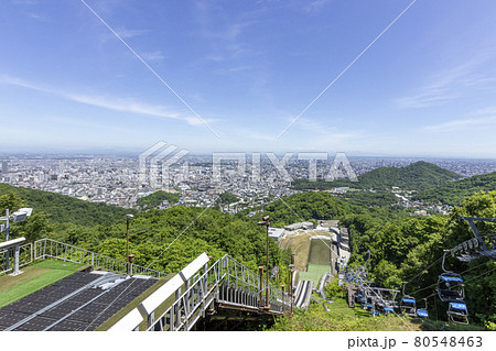 大倉山ジャンプ台アプローチと札幌市内眺望 80548463