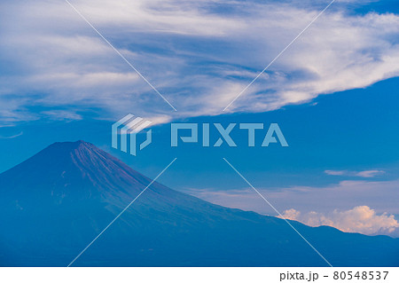 （山梨県）御坂道から望む、夏富士 80548537
