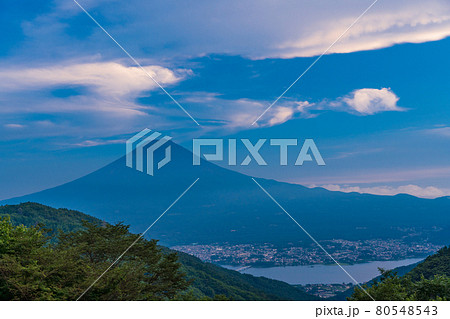 （山梨県）御坂道から望む、夏富士 80548543