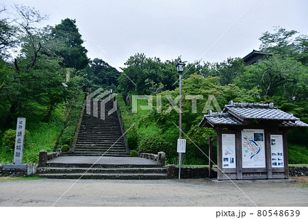 薩摩川内市 入来麓の清色城跡と観光案内板と深緑 薩摩川内市 入来麓の清色城跡と観光案内板と深緑 80548639