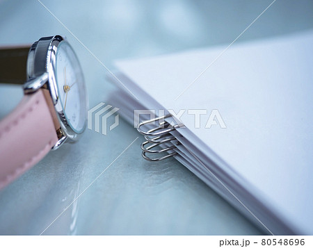 ビジネスイメージ・書類・女性 80548696