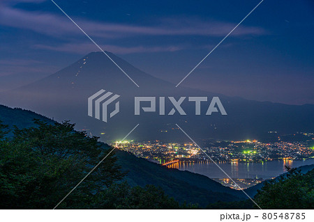 （山梨県）御坂道から望む、夏富士　夜景 80548785