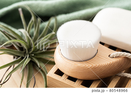 洗顔ブラシ　ナチュラルなスキンケアイメージ素材 80548966