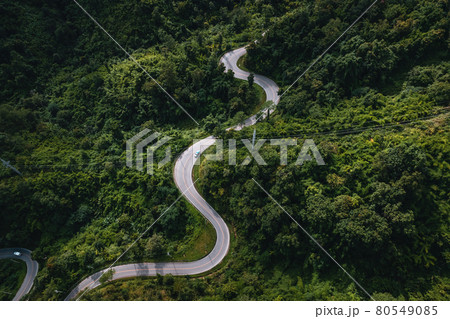 mountain road and green trees from above 80549085