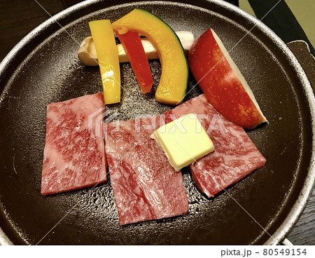 牛肉の鉄板焼き 80549154