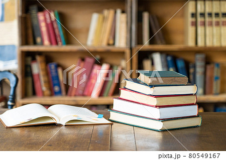 読書 本棚 勉強イメージの写真素材