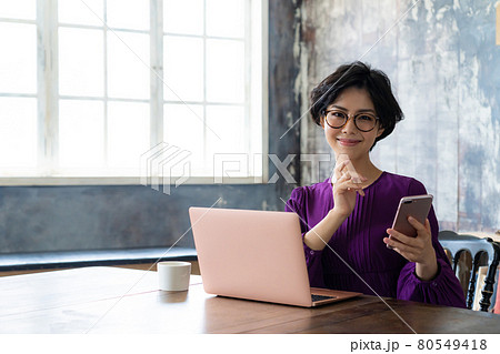 在宅ワークの若い女性 80549418