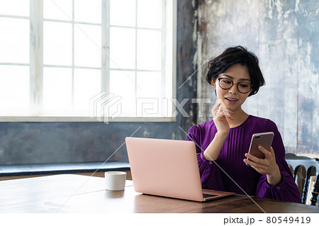 在宅ワークの若い女性 80549419