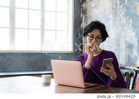 在宅ワークの若い女性 80549420