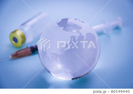 注射器と地球儀 80549440